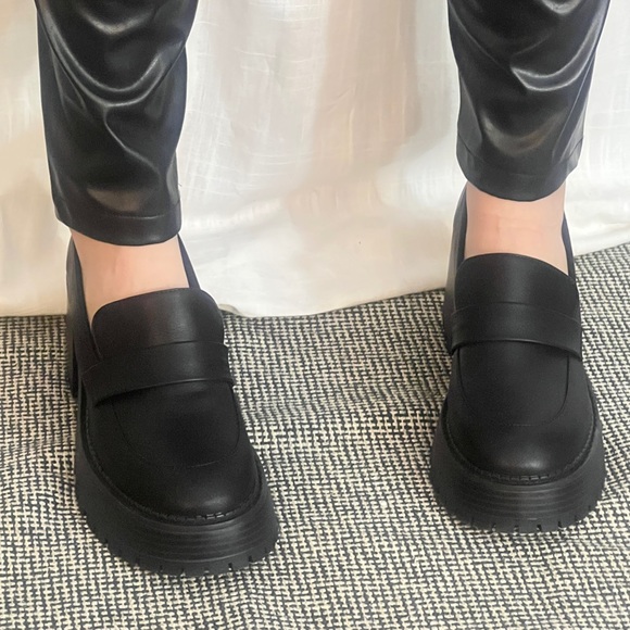 Mia - Picture 5 of 5